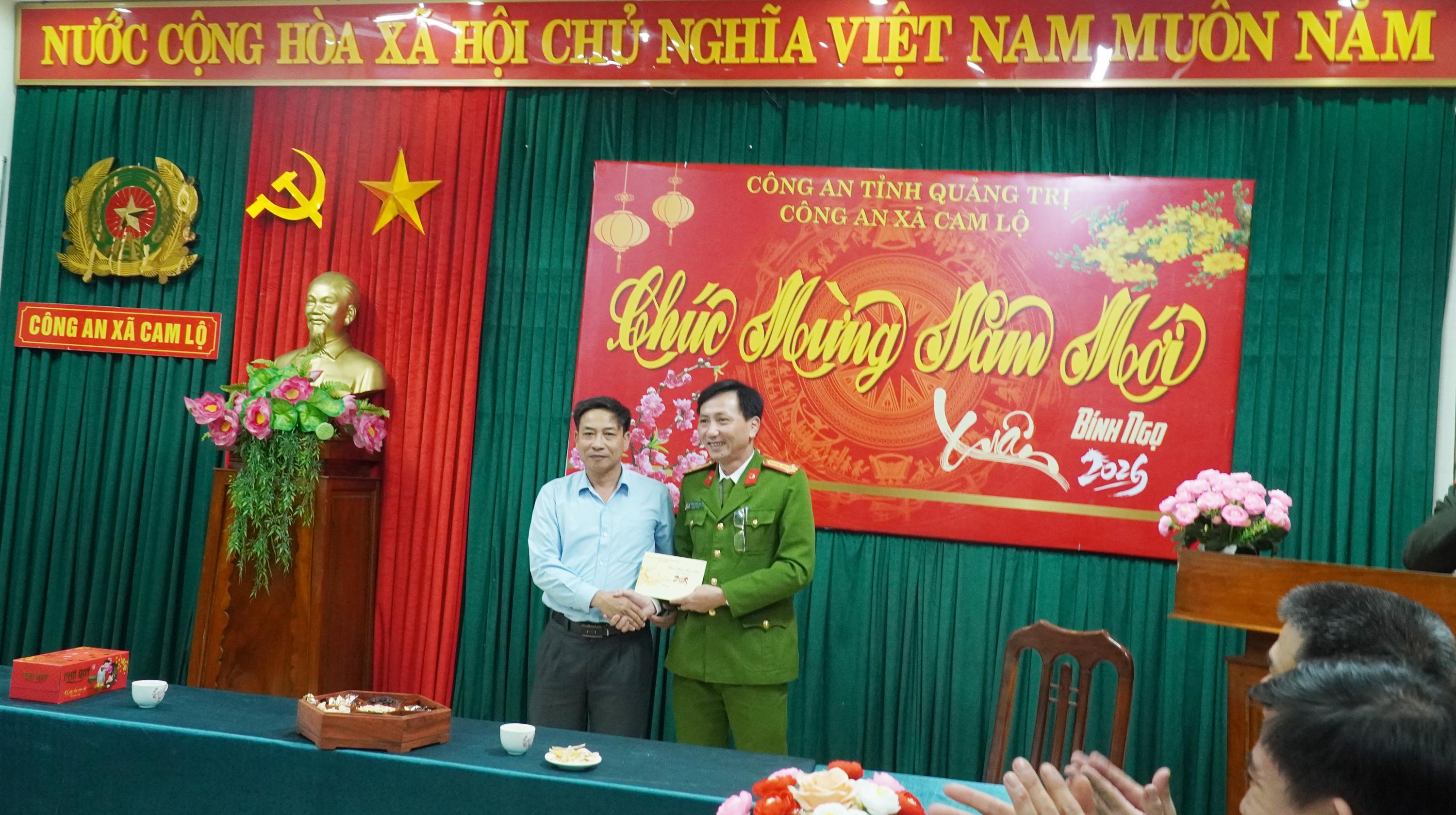 Lãnh đạo xã Cam Lộ thăm, động viên các đơn vị làm nhiệm vụ đêm giao thừa