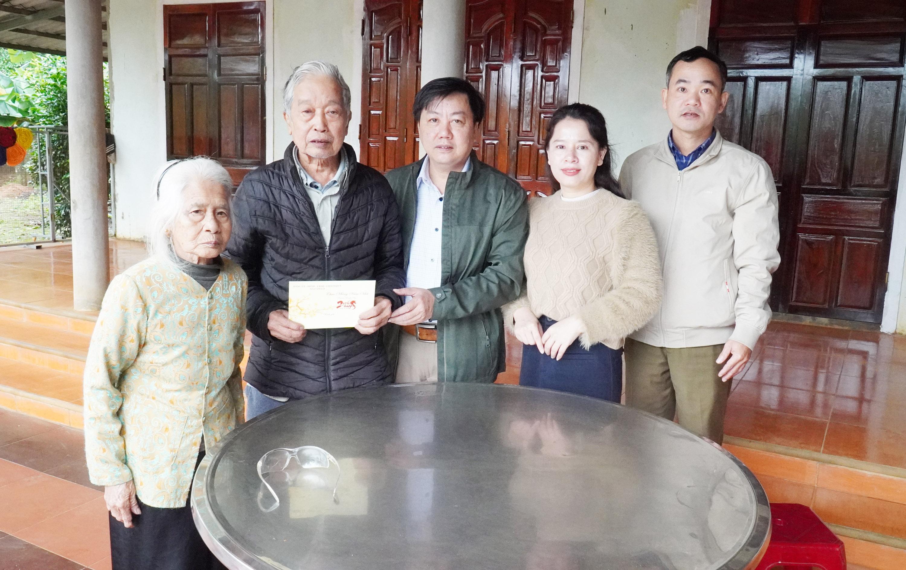 Phó Chủ tịch UBND xã Nguyễn Tiến Long thăm, tặng quà các gia đình chính sách