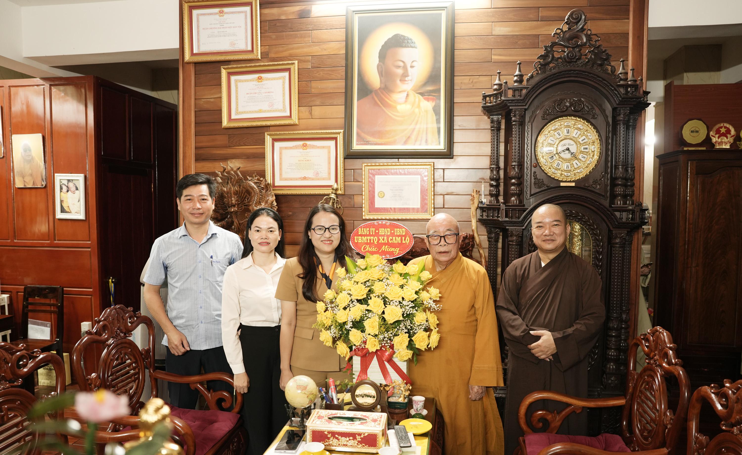 Lãnh đạo xã Cam Lộ thăm, tặng quà các cơ sở Phật giáo