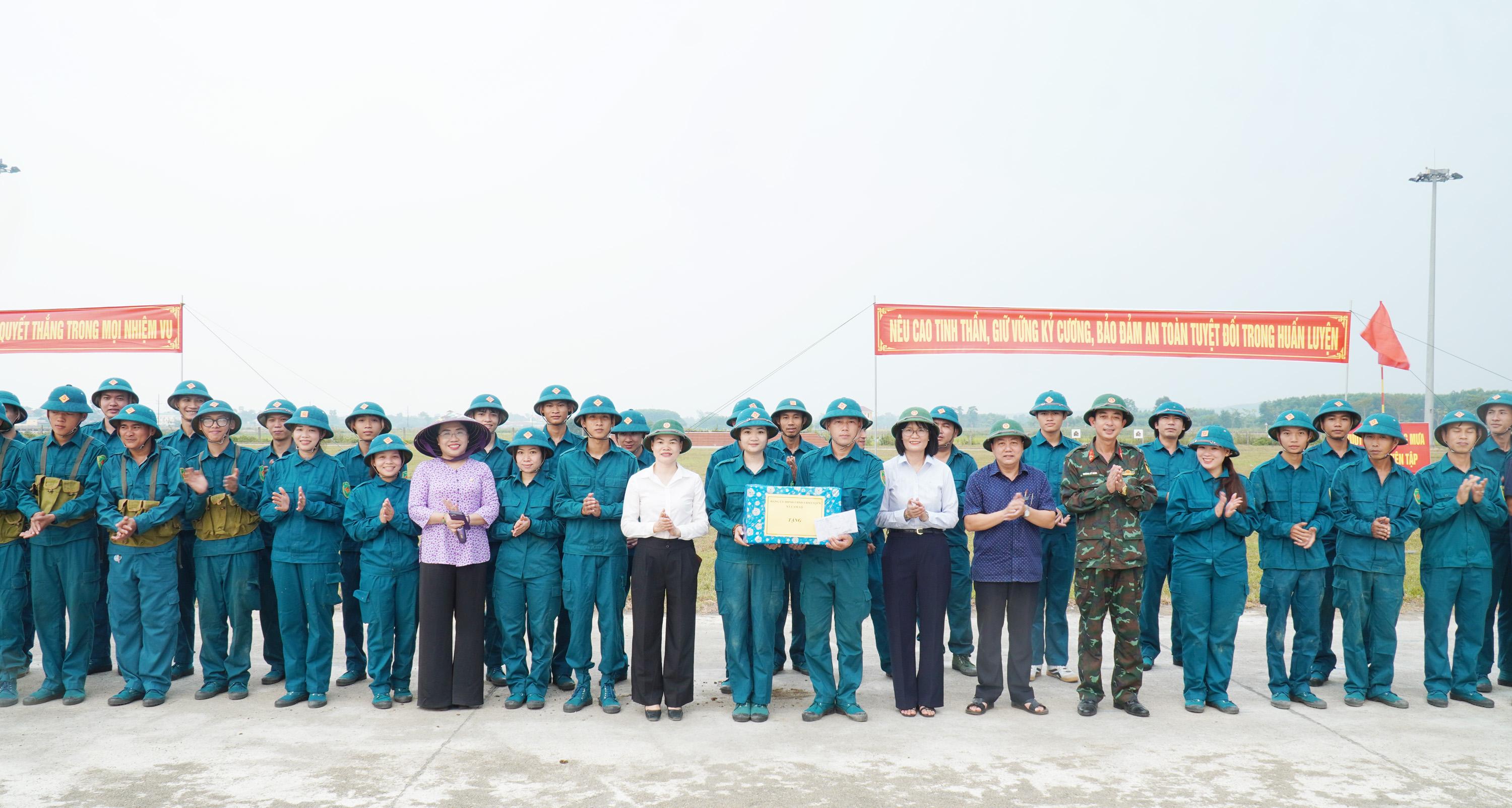 Lãnh đạo xã Cam Lộ thăm, tặng quà lực lượng dân quân huấn luyện năm thứ nhất