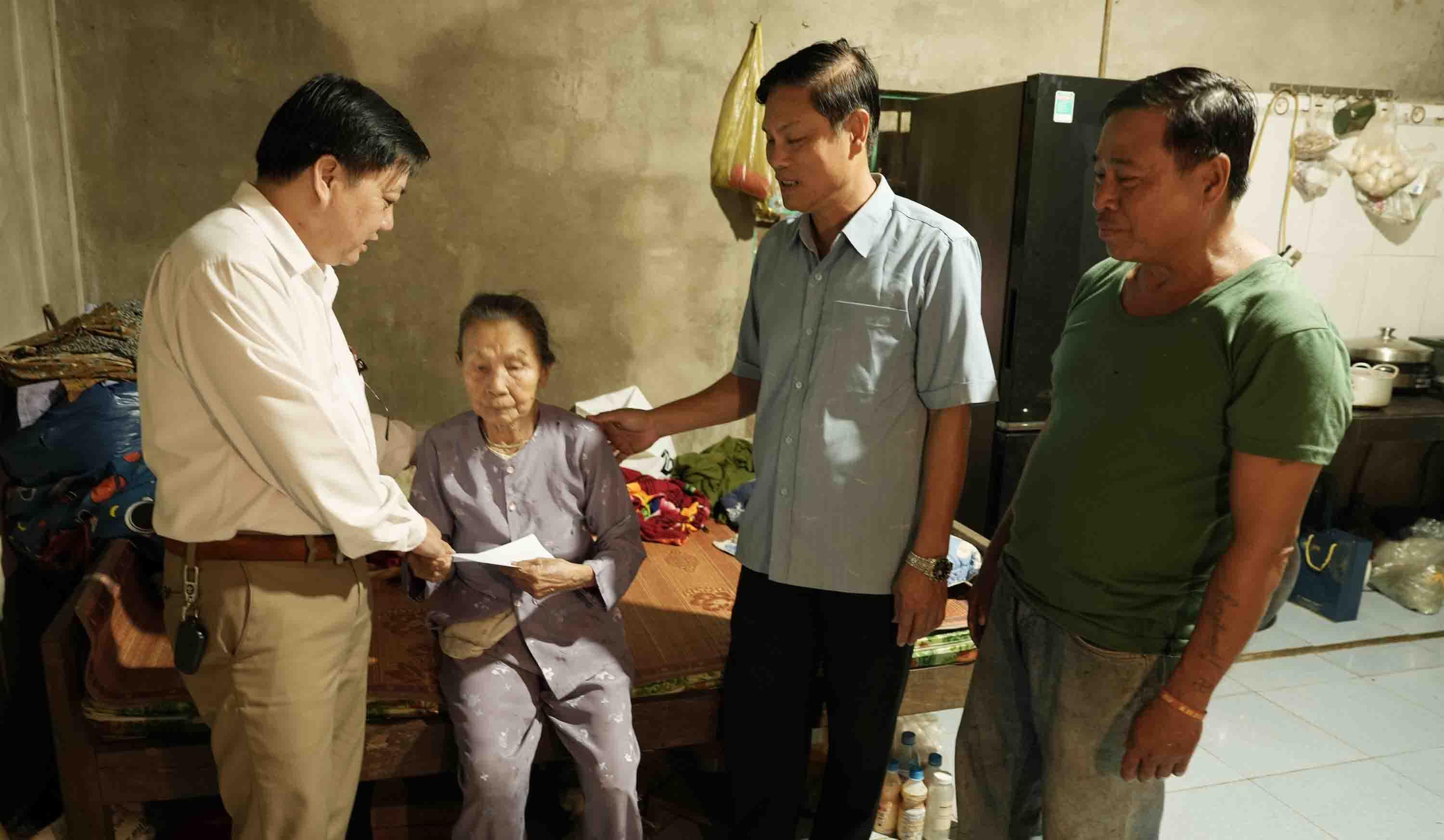 Phó Chủ tịch UBND xã Nguyễn Tiến Long thăm, tặng quà người cao tuổi