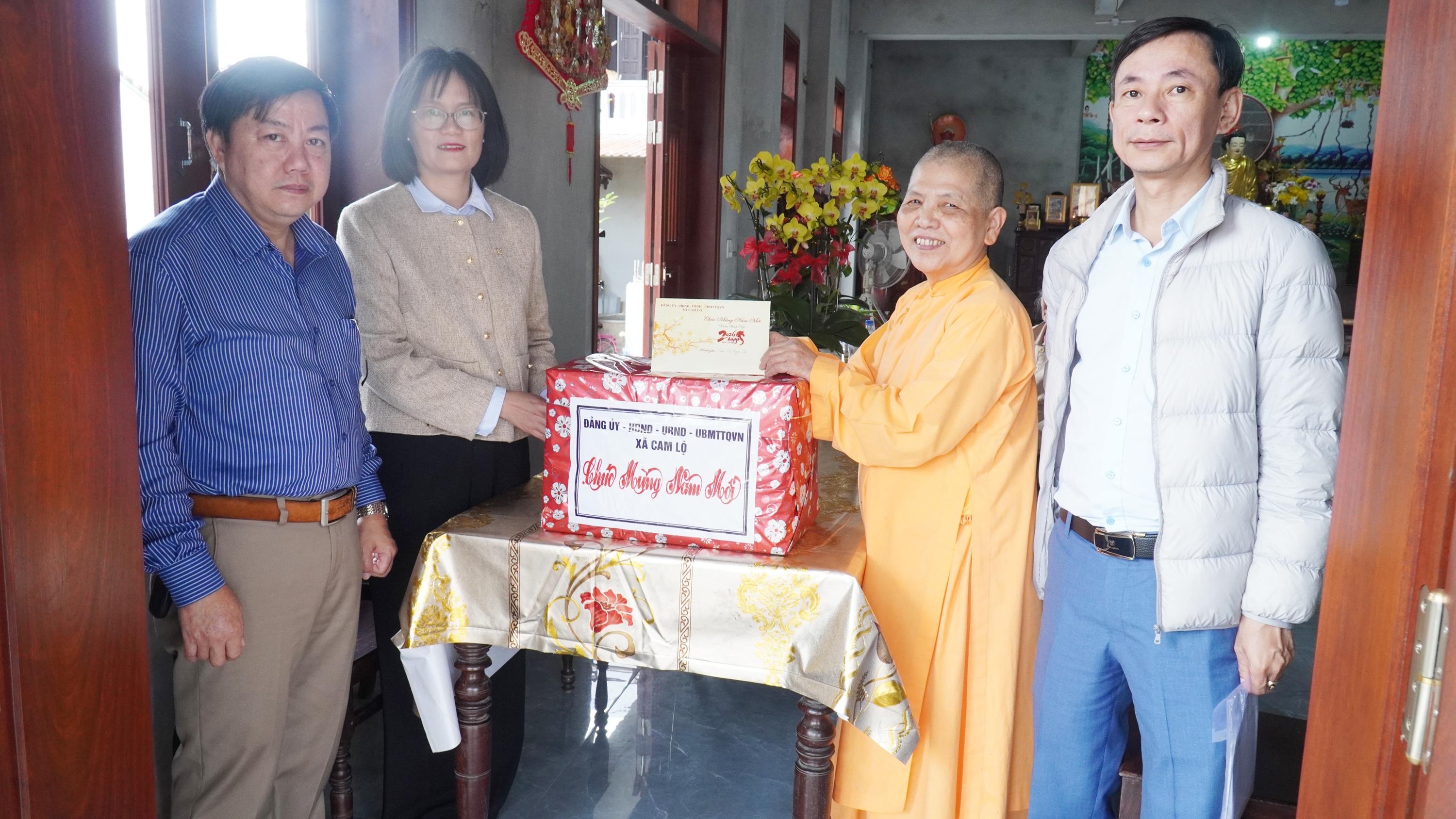 Lãnh đạo xã Cam Lộ thăm, chúc mừng các cơ sở tôn giáo nhân dịp Tết Nguyên đán Bính Ngọ 2026