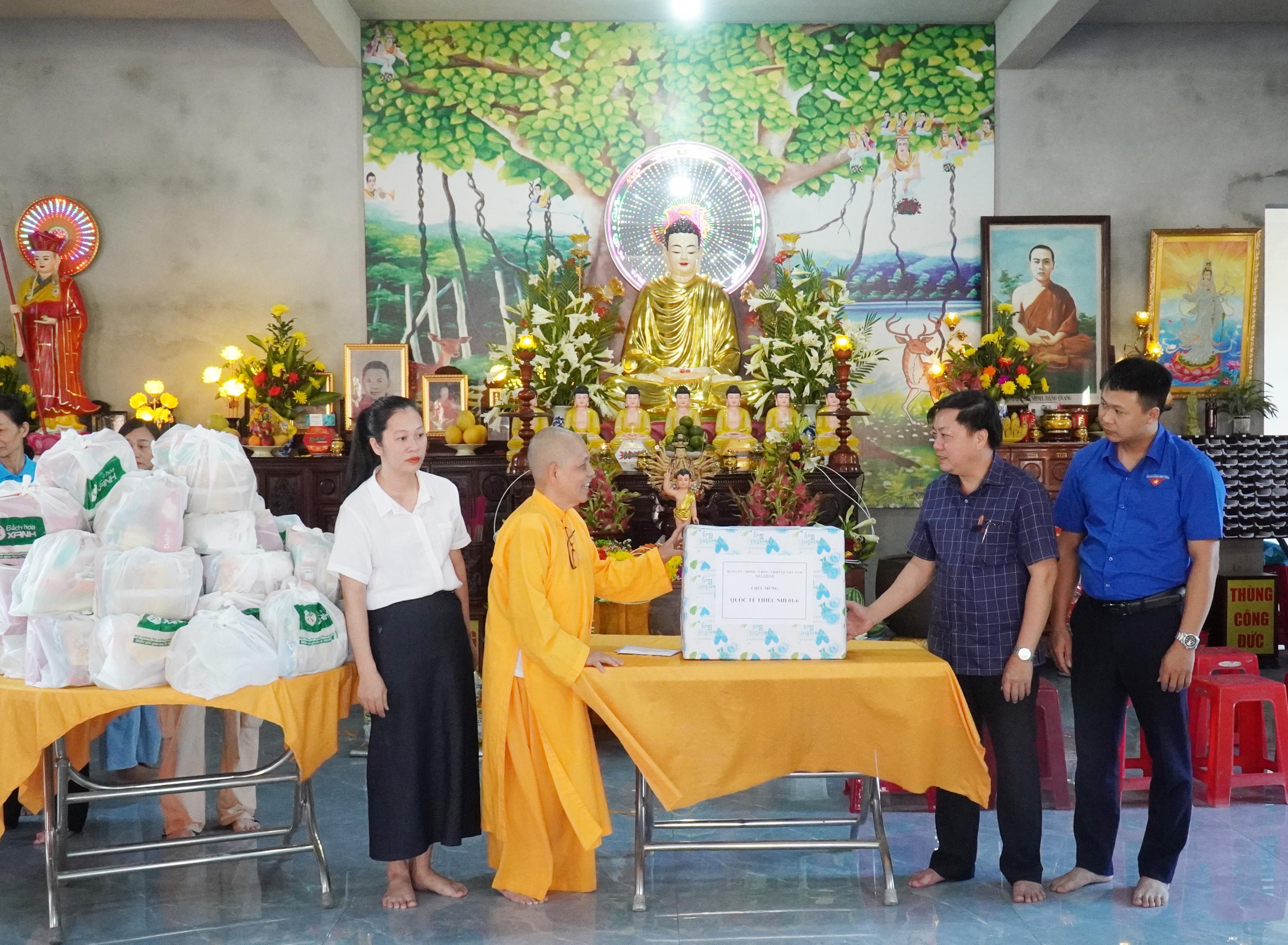Lãnh đạo xã Cam Lộ thăm, tặng quà thiếu nhi nhân ngày Quốc tế Thiếu nhi 1/6