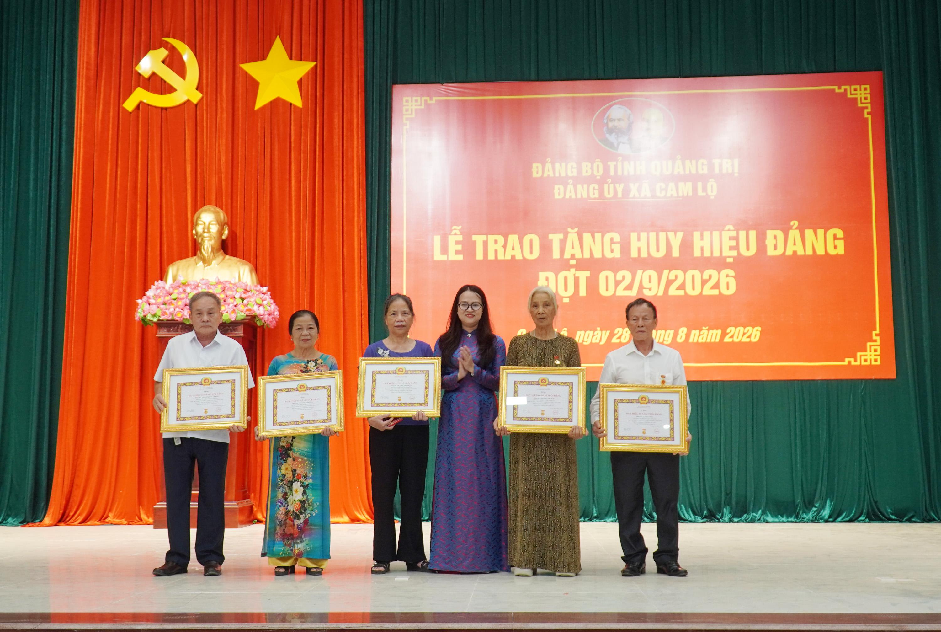 Trao Huy hiệu Đảng đợt 2/9 cho 105 đảng viên