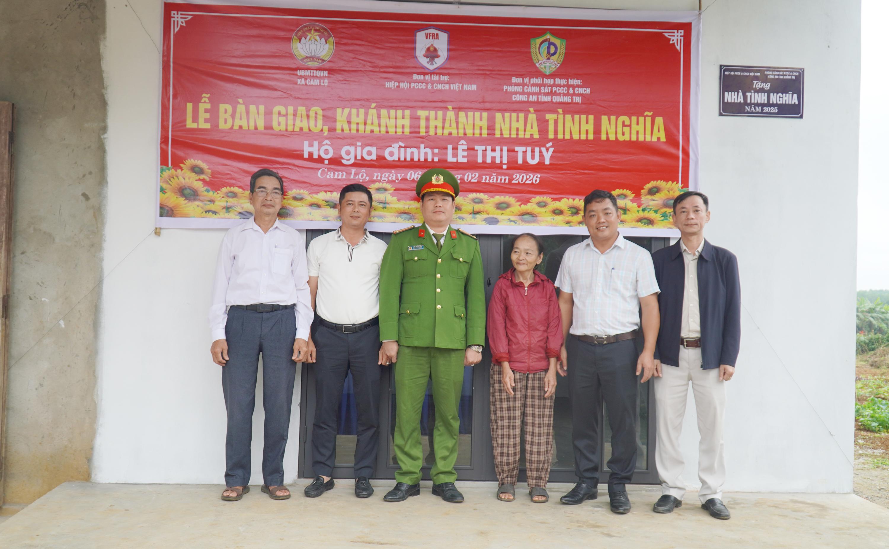 Bàn giao Nhà tình nghĩa cho hộ gia đình có hoàn cảnh khó khăn