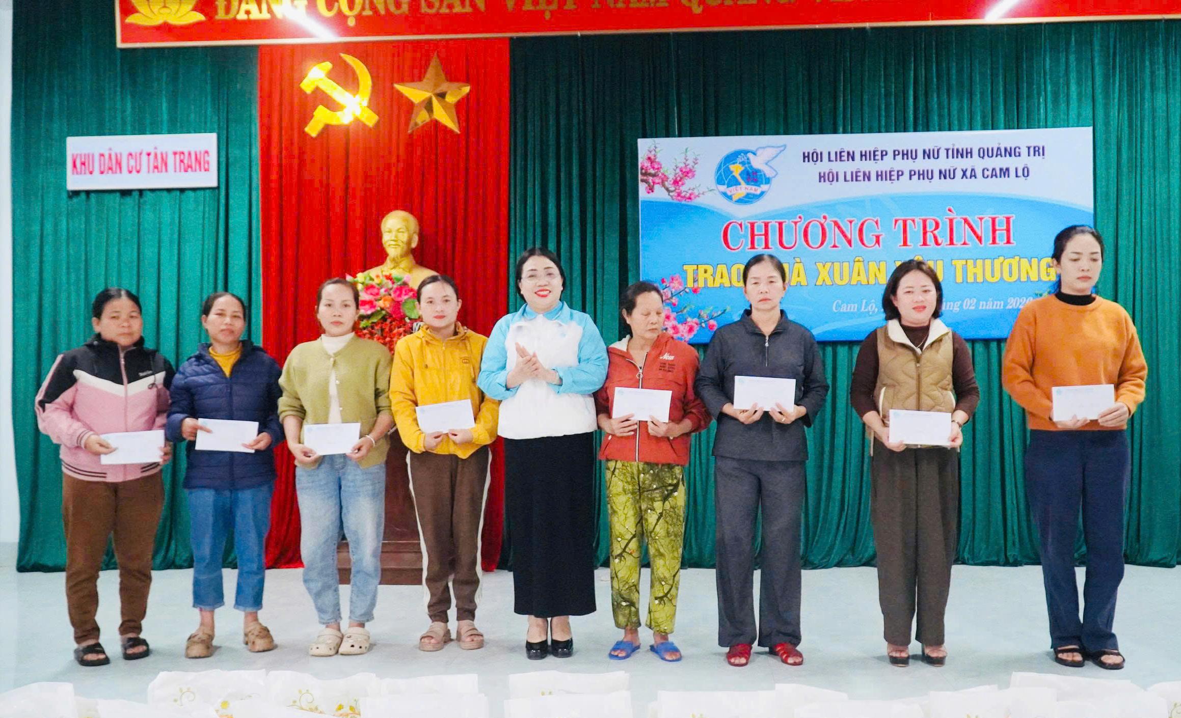 Hội LHPN xã Cam Lộ trao 50 suất quà Tết cho hội viên phụ nữ có hoàn cảnh khó khăn