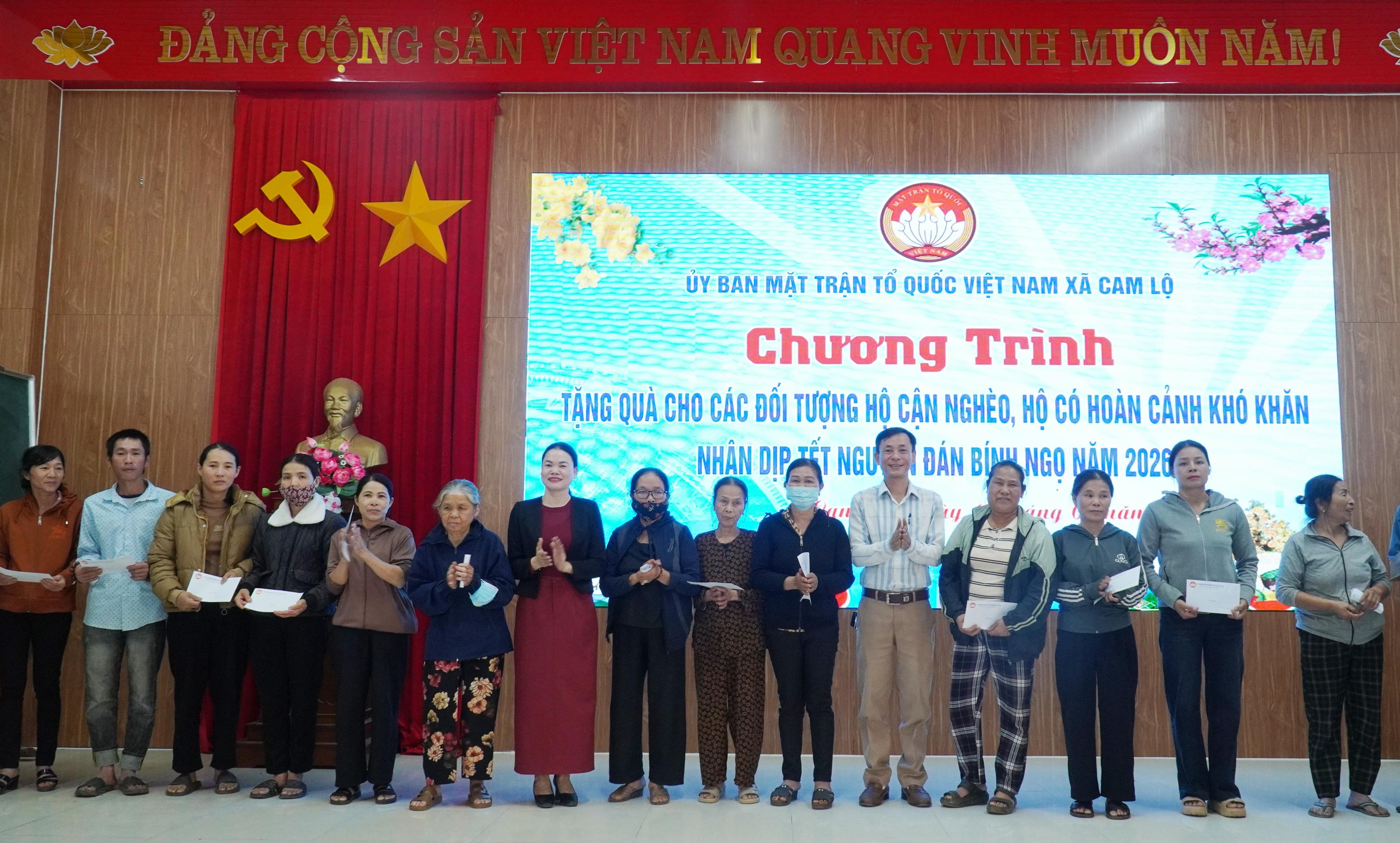 Trao 200 suất quà Tết cho hộ nghèo, hộ khó khăn nhân dịp Xuân Bính Ngọ 2026