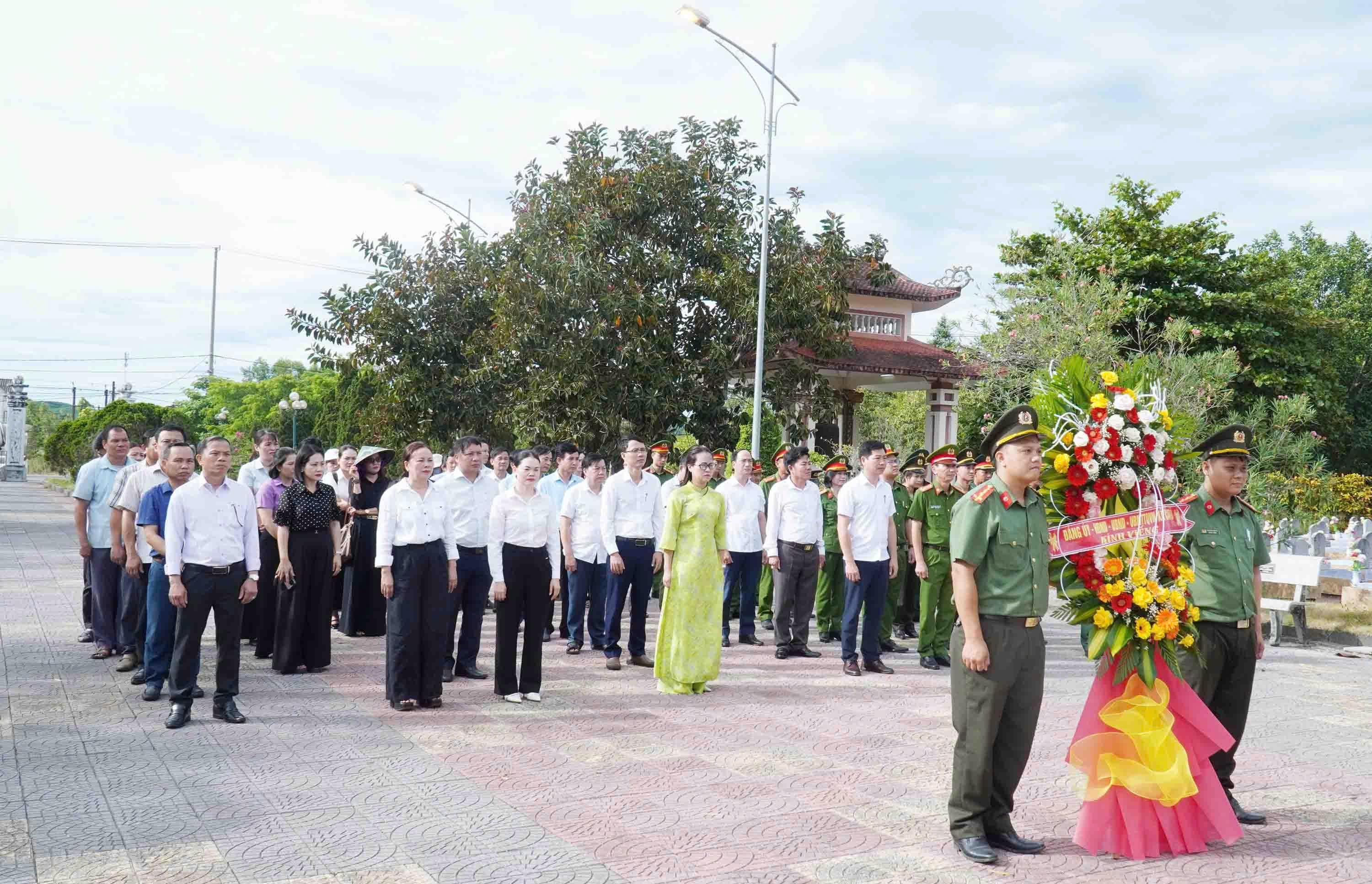 Lãnh đạo xã Cam Lộ dâng hương tri ân các anh hùng liệt sĩ nhân kỷ niệm 1 năm thành lập xã (01/7/2025...