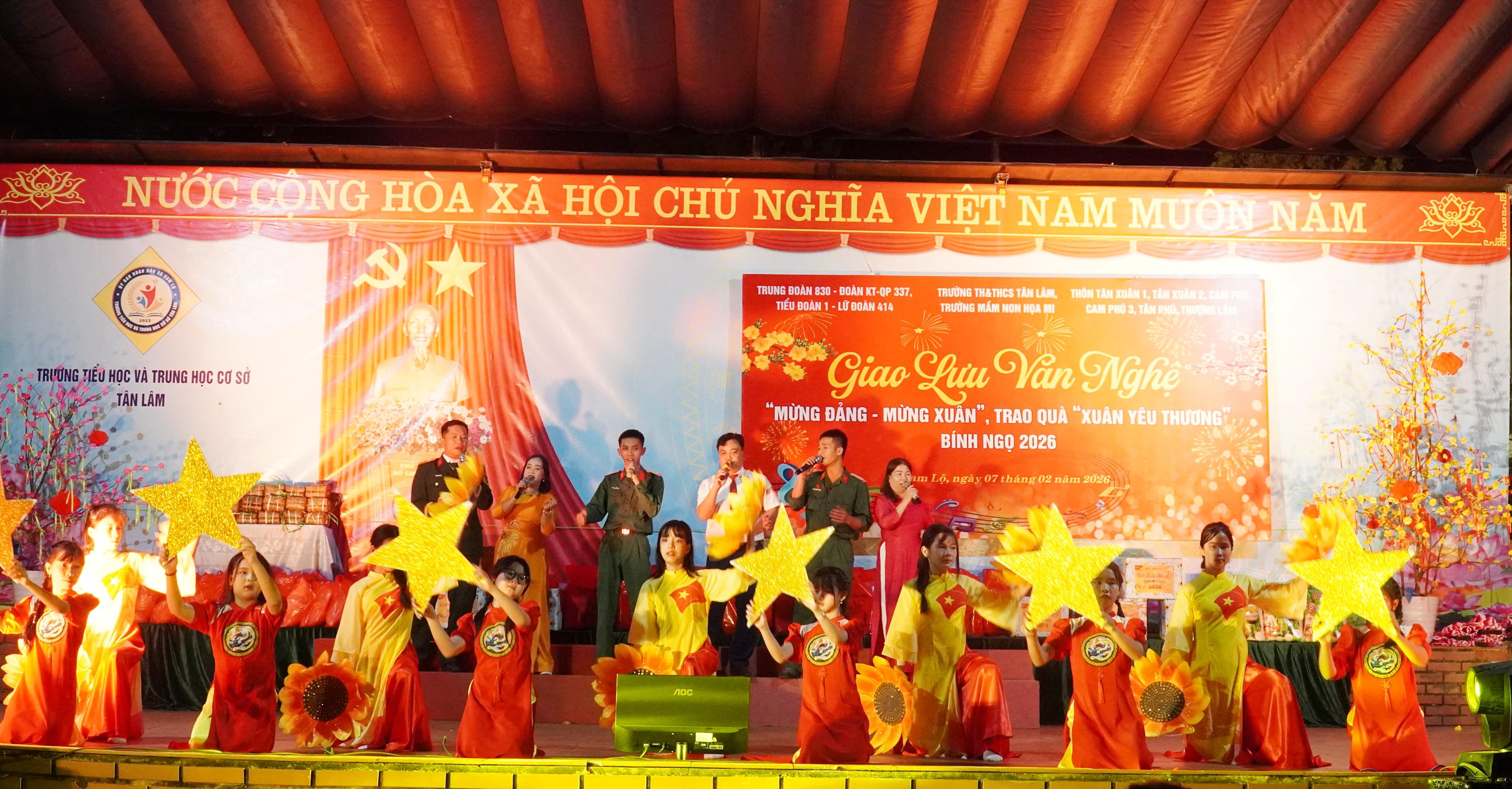 Chương trình văn nghệ “Mừng Đảng, Mừng Xuân” và trao quà “Xuân yêu thương”